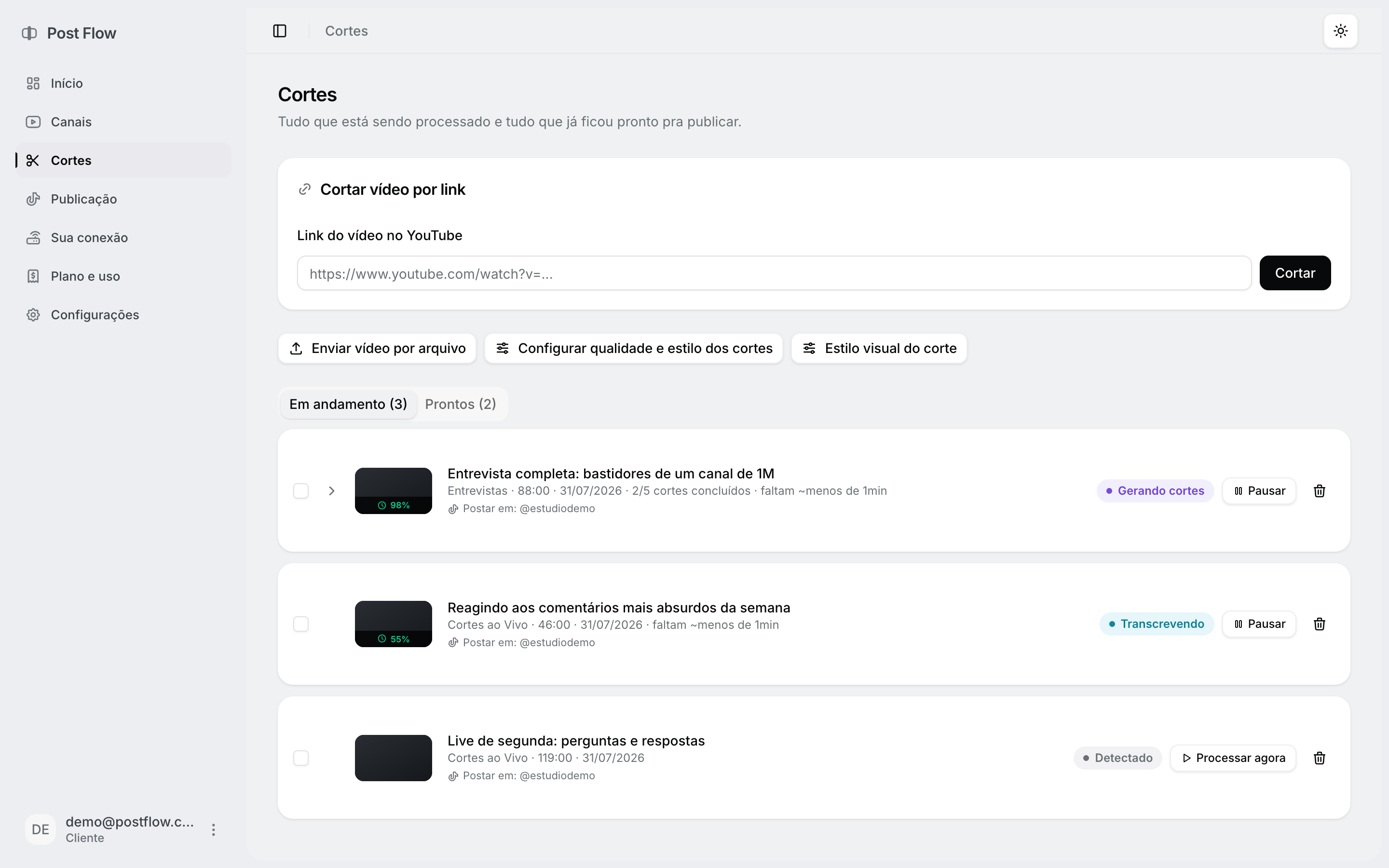 Tela de cortes do Post Flow no computador, com os vídeos do canal em etapas diferentes do processamento